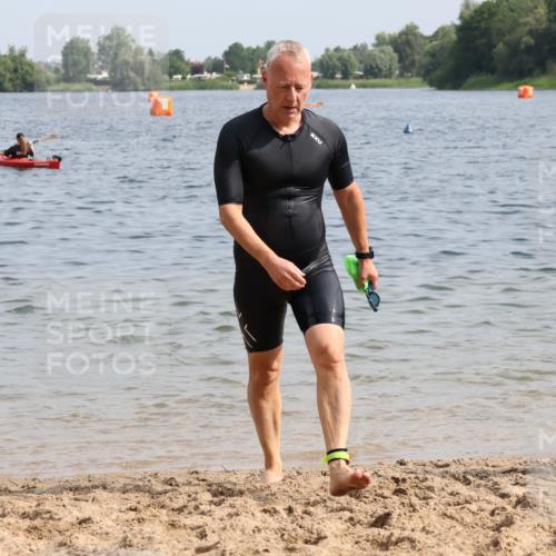 15.06.2025 - 27. Vierlanden-Triathlon Lena Gebhardt http://msf.ph/oto/8007350 15.06.2025 10:05:17 Schwimmen 364, 382, 384, 393, 402, 409, 422, 456 meine-sportfotos.de