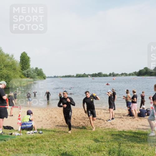 21.06.2025 - 27. Vierlanden-Triathlon MichiJ http://msf.ph/oto/8007374 15.06.2026 10:07:57 Schwimmen 371, 395, 407 meine-sportfotos.de