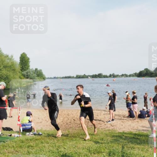 21.06.2025 - 27. Vierlanden-Triathlon MichiJ http://msf.ph/oto/8007387 15.06.2026 10:07:57 Schwimmen 371, 395, 407 meine-sportfotos.de