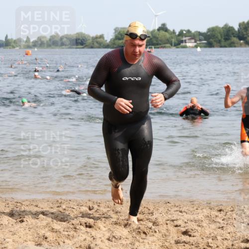 15.06.2025 - 27. Vierlanden-Triathlon Lena Gebhardt http://msf.ph/oto/8007435 15.06.2025 10:05:19 Schwimmen 364, 382, 384, 393, 402, 409, 422, 456 meine-sportfotos.de