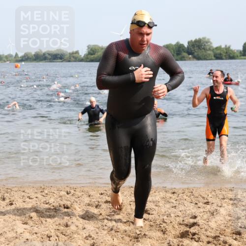 15.06.2025 - 27. Vierlanden-Triathlon Lena Gebhardt http://msf.ph/oto/8007496 15.06.2025 10:05:20 Schwimmen 364, 382, 384, 393, 402, 409, 422, 456 meine-sportfotos.de