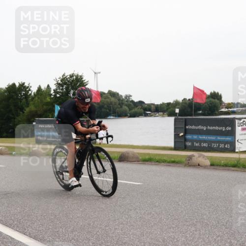 15.06.2025 - 27. Vierlanden-Triathlon H.Heesch http://msf.ph/oto/8007527 15.06.2025 10:44:04 Radfahren 18, 25, 225, 263, 383, 411 meine-sportfotos.de