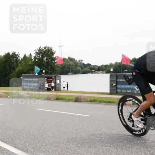 15.06.2025 - 27. Vierlanden-Triathlon H.Heesch http://msf.ph/oto/8007533 15.06.2025 10:44:04 Radfahren 18, 25, 225, 263, 383, 411 meine-sportfotos.de