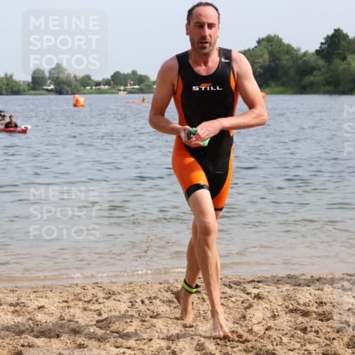 15.06.2025 - 27. Vierlanden-Triathlon Lena Gebhardt http://msf.ph/oto/8007549 15.06.2025 10:05:23 Schwimmen 364, 382, 384, 393, 402, 409, 456 meine-sportfotos.de