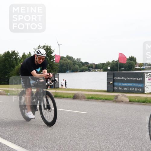 15.06.2025 - 27. Vierlanden-Triathlon H.Heesch http://msf.ph/oto/8007550 15.06.2025 10:44:06 Radfahren 18, 25, 225, 263, 383, 411 meine-sportfotos.de