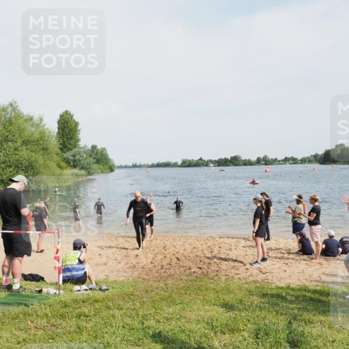 21.06.2025 - 27. Vierlanden-Triathlon MichiJ http://msf.ph/oto/8007555 15.06.2026 10:08:03 Schwimmen 373, 395, 403, 407 meine-sportfotos.de