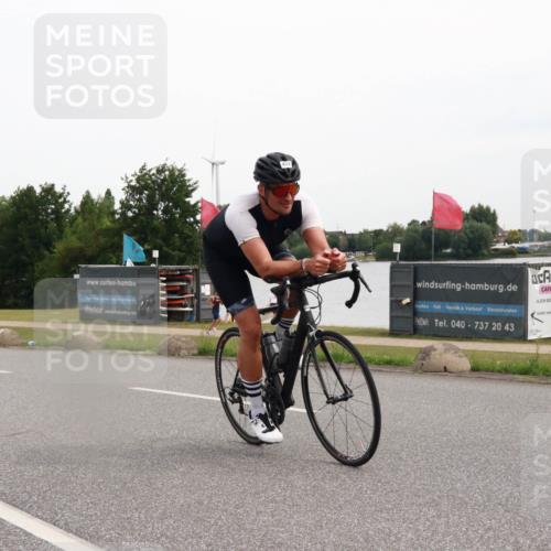 15.06.2025 - 27. Vierlanden-Triathlon H.Heesch http://msf.ph/oto/8007558 15.06.2025 10:44:12 Radfahren 18, 25, 425, 452 meine-sportfotos.de