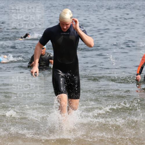 15.06.2025 - 27. Vierlanden-Triathlon Lena Gebhardt http://msf.ph/oto/8007568 15.06.2025 10:05:24 Schwimmen 378, 384, 393, 402, 409, 456 meine-sportfotos.de