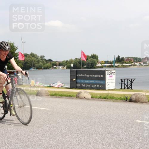 21.06.2025 - 27. Vierlanden-Triathlon H.Heesch http://msf.ph/oto/8007578 15.06.2025 12:01:07 Radfahren 687, 881, 909 meine-sportfotos.de
