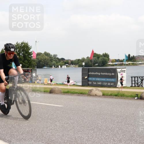21.06.2025 - 27. Vierlanden-Triathlon H.Heesch http://msf.ph/oto/8007579 15.06.2025 12:09:05 Radfahren 838, 889 meine-sportfotos.de