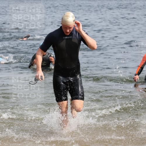15.06.2025 - 27. Vierlanden-Triathlon Lena Gebhardt http://msf.ph/oto/8007583 15.06.2025 10:05:24 Schwimmen 378, 384, 393, 402, 409, 456 meine-sportfotos.de