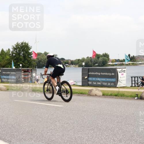 21.06.2025 - 27. Vierlanden-Triathlon H.Heesch http://msf.ph/oto/8007585 15.06.2025 12:09:06 Radfahren 838, 889 meine-sportfotos.de