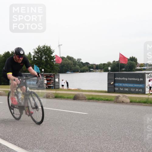 15.06.2025 - 27. Vierlanden-Triathlon H.Heesch http://msf.ph/oto/8007587 15.06.2025 10:44:22 Radfahren 235, 392 meine-sportfotos.de
