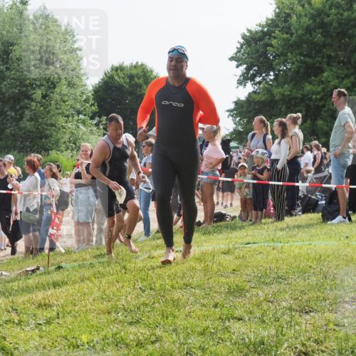 15.06.2025 - 27. Vierlanden-Triathlon KatJ http://msf.ph/oto/8007588 15.06.2025 10:06:15 Schwimmen 362, 369, 370, 381, 418, 448, 455 meine-sportfotos.de