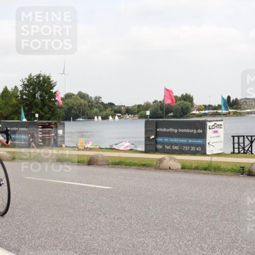 21.06.2025 - 27. Vierlanden-Triathlon H.Heesch http://msf.ph/oto/8007604 15.06.2025 12:09:16 Radfahren 876, 895 meine-sportfotos.de