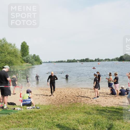 21.06.2025 - 27. Vierlanden-Triathlon MichiJ http://msf.ph/oto/8007611 15.06.2026 10:08:04 Schwimmen 373, 395, 403, 407 meine-sportfotos.de