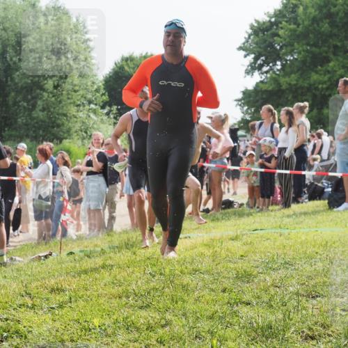 15.06.2025 - 27. Vierlanden-Triathlon KatJ http://msf.ph/oto/8007626 15.06.2025 10:06:16 Schwimmen 362, 369, 370, 381, 418, 447, 448, 455 meine-sportfotos.de