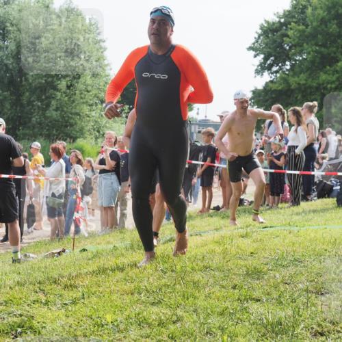 15.06.2025 - 27. Vierlanden-Triathlon KatJ http://msf.ph/oto/8007637 15.06.2025 10:06:16 Schwimmen 362, 369, 370, 381, 418, 447, 448, 455 meine-sportfotos.de