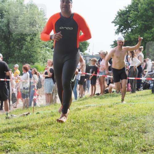 15.06.2025 - 27. Vierlanden-Triathlon KatJ http://msf.ph/oto/8007659 15.06.2025 10:06:17 Schwimmen 362, 369, 370, 381, 418, 447, 448, 455 meine-sportfotos.de
