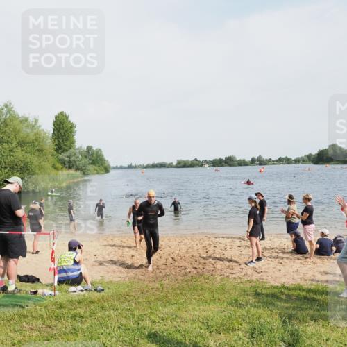 21.06.2025 - 27. Vierlanden-Triathlon MichiJ http://msf.ph/oto/8007671 15.06.2026 10:08:05 Schwimmen 295, 373, 403 meine-sportfotos.de