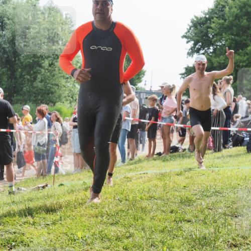 15.06.2025 - 27. Vierlanden-Triathlon KatJ http://msf.ph/oto/8007672 15.06.2025 10:06:17 Schwimmen 362, 369, 370, 381, 418, 447, 448, 455 meine-sportfotos.de