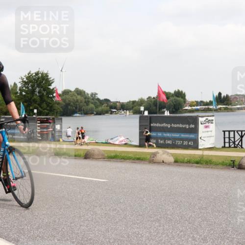 21.06.2025 - 27. Vierlanden-Triathlon H.Heesch http://msf.ph/oto/8007681 15.06.2025 12:10:11 Radfahren 711 meine-sportfotos.de