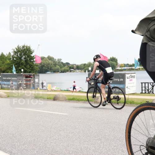 21.06.2025 - 27. Vierlanden-Triathlon H.Heesch http://msf.ph/oto/8007693 15.06.2025 12:10:16 Radfahren 711, 742 meine-sportfotos.de