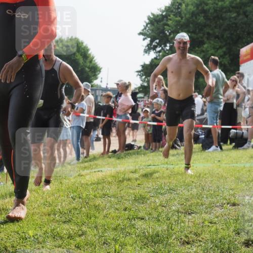 15.06.2025 - 27. Vierlanden-Triathlon KatJ http://msf.ph/oto/8007694 15.06.2025 10:06:17 Schwimmen 362, 369, 370, 381, 418, 447, 448, 455 meine-sportfotos.de