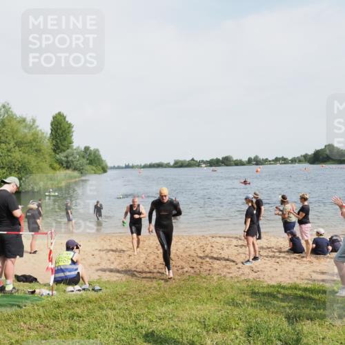 21.06.2025 - 27. Vierlanden-Triathlon MichiJ http://msf.ph/oto/8007701 15.06.2026 10:08:05 Schwimmen 295, 373, 403 meine-sportfotos.de
