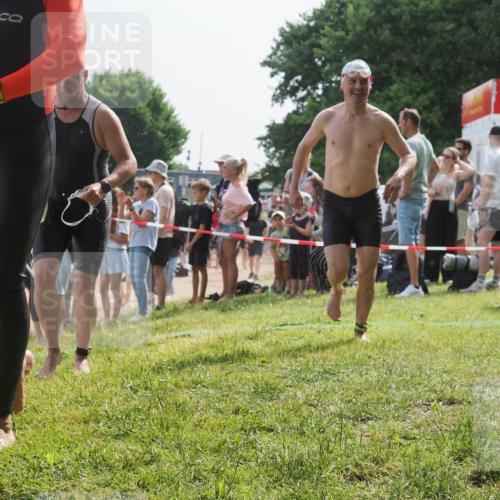15.06.2025 - 27. Vierlanden-Triathlon KatJ http://msf.ph/oto/8007711 15.06.2025 10:06:17 Schwimmen 362, 369, 370, 381, 418, 447, 448, 455 meine-sportfotos.de