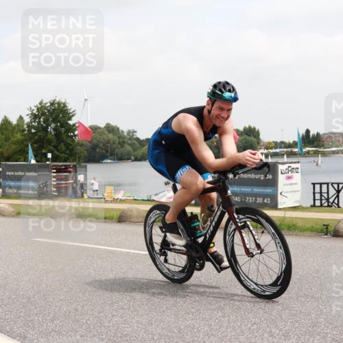21.06.2025 - 27. Vierlanden-Triathlon H.Heesch http://msf.ph/oto/8007727 15.06.2025 12:10:35 Radfahren 654, 707 meine-sportfotos.de