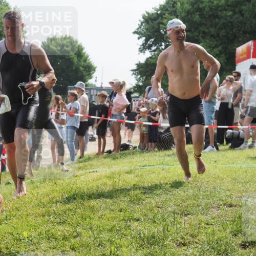 15.06.2025 - 27. Vierlanden-Triathlon KatJ http://msf.ph/oto/8007763 15.06.2025 10:06:18 Schwimmen 369, 370, 381, 418, 447, 448, 455 meine-sportfotos.de