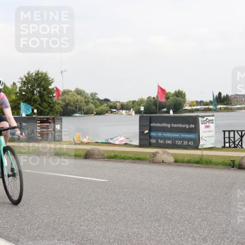 21.06.2025 - 27. Vierlanden-Triathlon H.Heesch http://msf.ph/oto/8007783 15.06.2025 12:02:35 Radfahren 876 meine-sportfotos.de