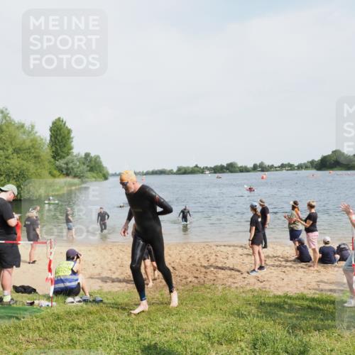 21.06.2025 - 27. Vierlanden-Triathlon MichiJ http://msf.ph/oto/8007805 15.06.2026 10:08:07 Schwimmen 295, 373, 403 meine-sportfotos.de