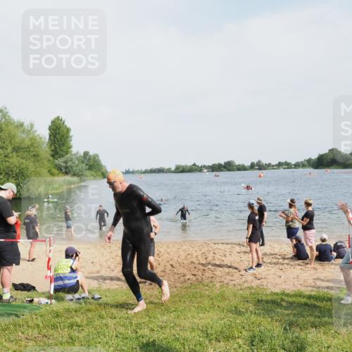 21.06.2025 - 27. Vierlanden-Triathlon MichiJ http://msf.ph/oto/8007817 15.06.2026 10:08:07 Schwimmen 295, 373, 403 meine-sportfotos.de