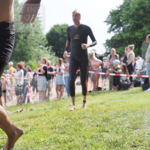 15.06.2025 - 27. Vierlanden-Triathlon KatJ http://msf.ph/oto/8007843 15.06.2025 10:06:20 Schwimmen 369, 370, 381, 418, 447, 448, 455 meine-sportfotos.de