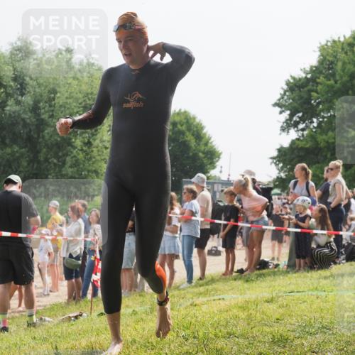 15.06.2025 - 27. Vierlanden-Triathlon KatJ http://msf.ph/oto/8007861 15.06.2025 10:06:20 Schwimmen 369, 370, 381, 418, 447, 448, 455 meine-sportfotos.de