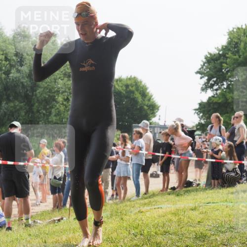 15.06.2025 - 27. Vierlanden-Triathlon KatJ http://msf.ph/oto/8007870 15.06.2025 10:06:21 Schwimmen 369, 370, 381, 418, 447, 455 meine-sportfotos.de