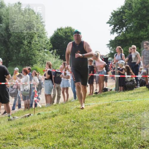 15.06.2025 - 27. Vierlanden-Triathlon KatJ http://msf.ph/oto/8007892 15.06.2025 10:06:23 Schwimmen 370, 381, 418, 447, 455 meine-sportfotos.de