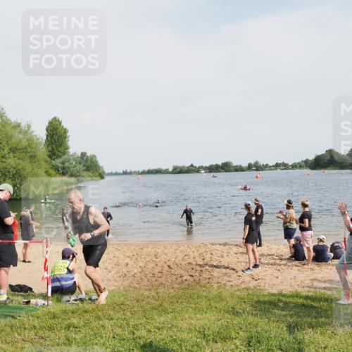 21.06.2025 - 27. Vierlanden-Triathlon MichiJ http://msf.ph/oto/8007901 15.06.2026 10:08:09 Schwimmen 295, 373, 399, 403 meine-sportfotos.de