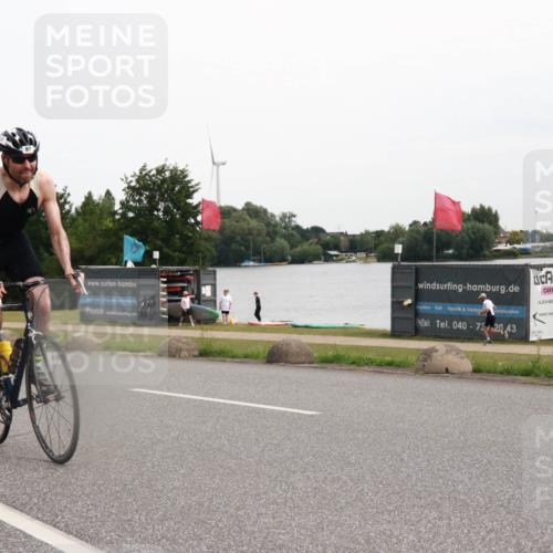 15.06.2025 - 27. Vierlanden-Triathlon H.Heesch http://msf.ph/oto/8007904 15.06.2025 10:45:18 Radfahren 97, 148, 218, 400, 458 meine-sportfotos.de