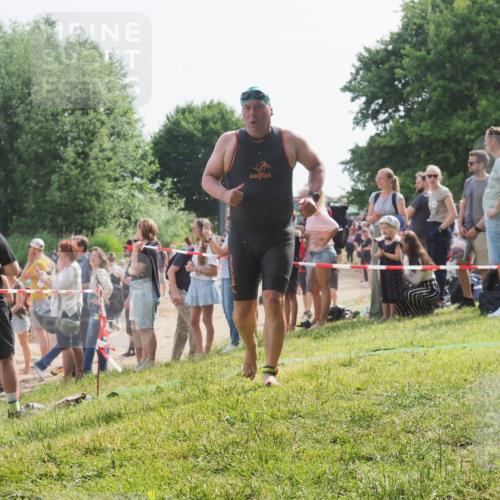 15.06.2025 - 27. Vierlanden-Triathlon KatJ http://msf.ph/oto/8007941 15.06.2025 10:06:24 Schwimmen 370, 381, 394, 418, 447, 455 meine-sportfotos.de