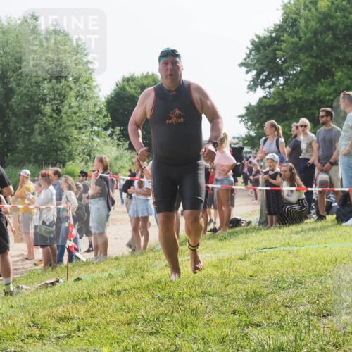 15.06.2025 - 27. Vierlanden-Triathlon KatJ http://msf.ph/oto/8007960 15.06.2025 10:06:24 Schwimmen 370, 381, 394, 418, 447, 455 meine-sportfotos.de