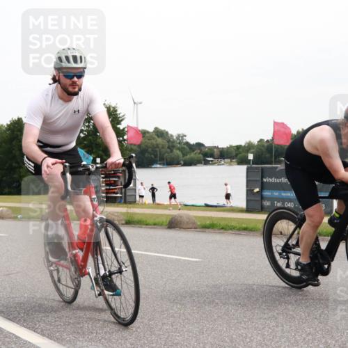 15.06.2025 - 27. Vierlanden-Triathlon H.Heesch http://msf.ph/oto/8007974 15.06.2025 10:45:28 Radfahren 10, 321, 349, 395, 413, 442 meine-sportfotos.de