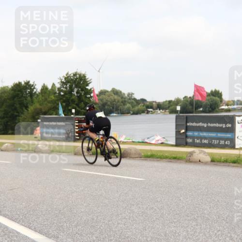 21.06.2025 - 27. Vierlanden-Triathlon H.Heesch http://msf.ph/oto/8007982 15.06.2025 12:12:46 Radfahren 903 meine-sportfotos.de