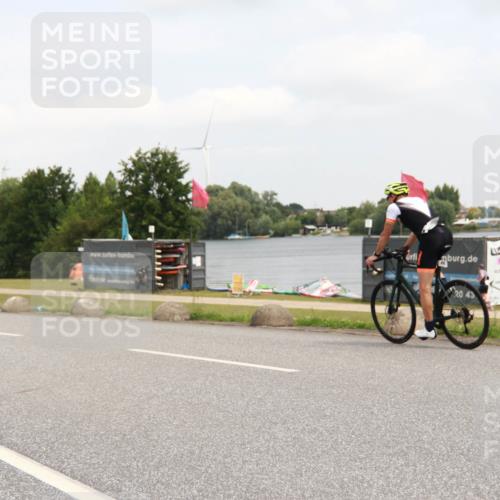 21.06.2025 - 27. Vierlanden-Triathlon H.Heesch http://msf.ph/oto/8007992 15.06.2025 12:12:47 Radfahren 903, 914 meine-sportfotos.de