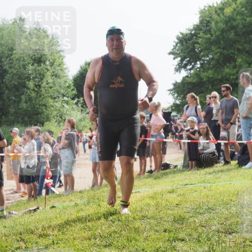 15.06.2025 - 27. Vierlanden-Triathlon KatJ http://msf.ph/oto/8007997 15.06.2025 10:06:25 Schwimmen 370, 394, 418, 447, 455 meine-sportfotos.de