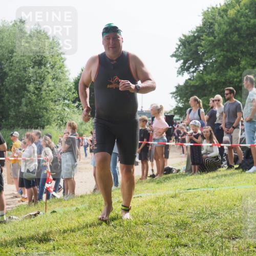 15.06.2025 - 27. Vierlanden-Triathlon KatJ http://msf.ph/oto/8008010 15.06.2025 10:06:25 Schwimmen 370, 394, 418, 447, 455 meine-sportfotos.de