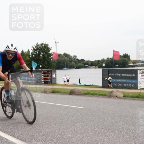 15.06.2025 - 27. Vierlanden-Triathlon H.Heesch http://msf.ph/oto/8008012 15.06.2025 10:45:38 Radfahren 81, 84, 415 meine-sportfotos.de