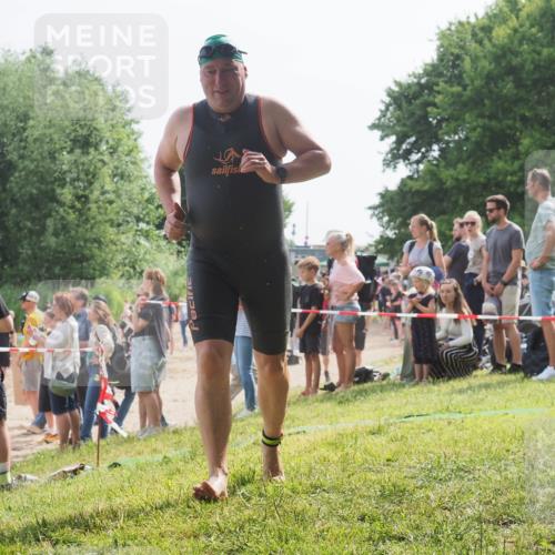 15.06.2025 - 27. Vierlanden-Triathlon KatJ http://msf.ph/oto/8008019 15.06.2025 10:06:25 Schwimmen 370, 394, 418, 447, 455 meine-sportfotos.de